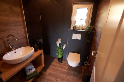 Bad mit Regendusche und Kneipschlauch