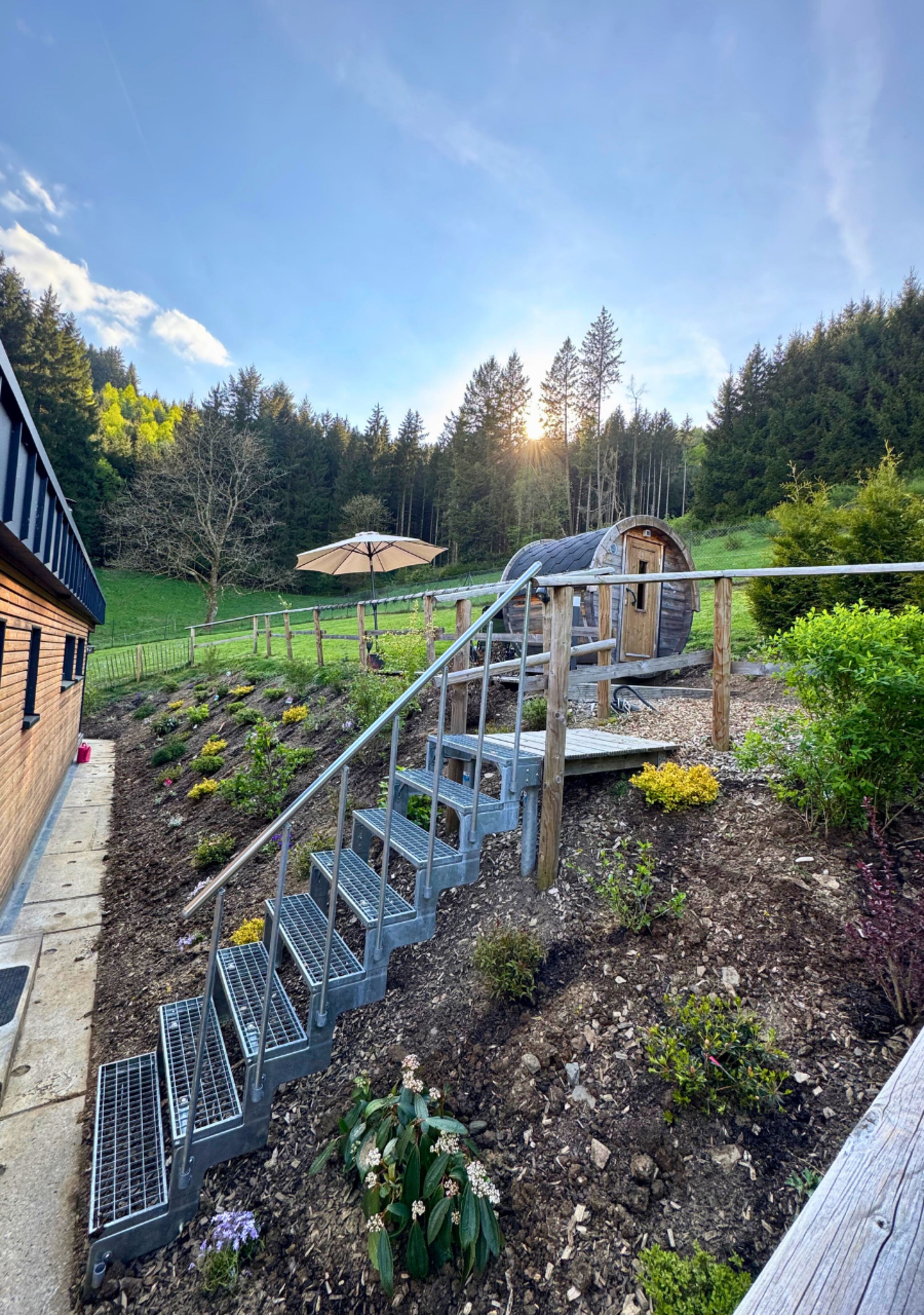 Zugang zur Sauna, Blick in den Garten