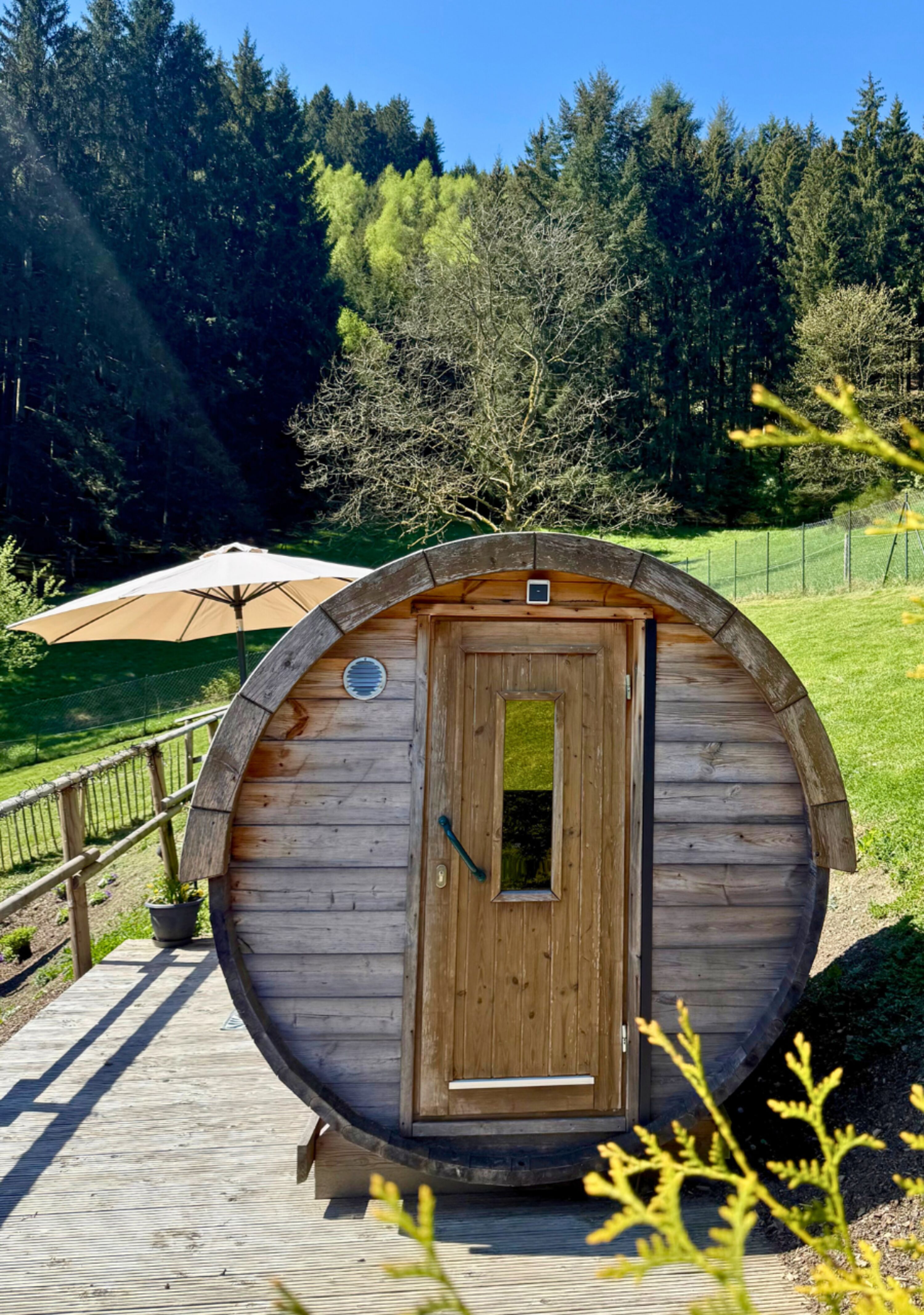 Fass Sauna im Garten