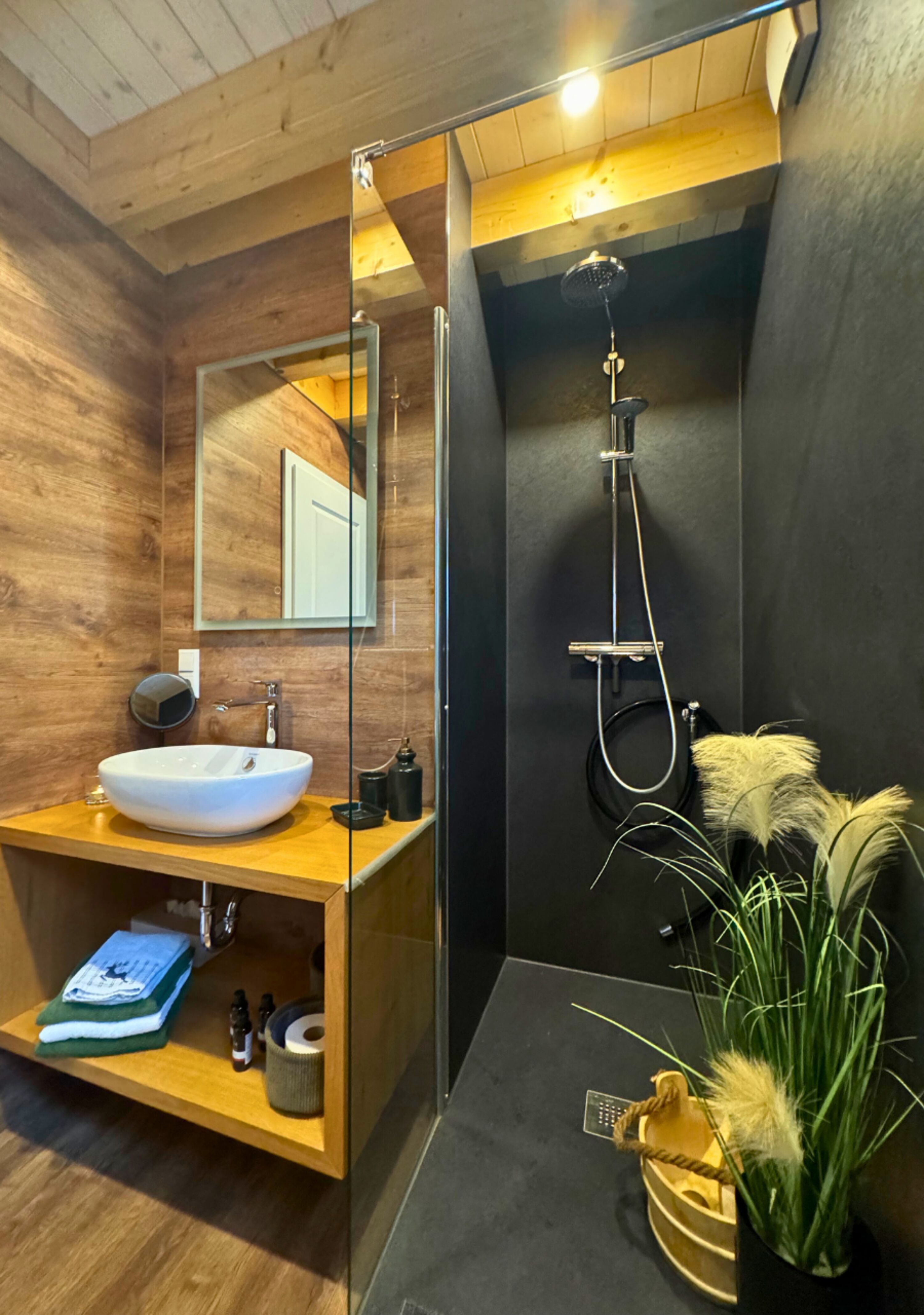 Badezimmer Blick Richtung Regendusche