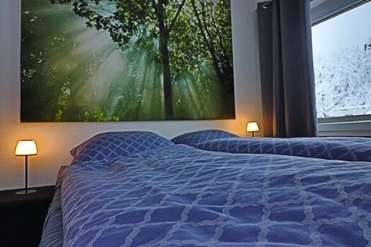 Schlafzimmer mit Boxspringbett