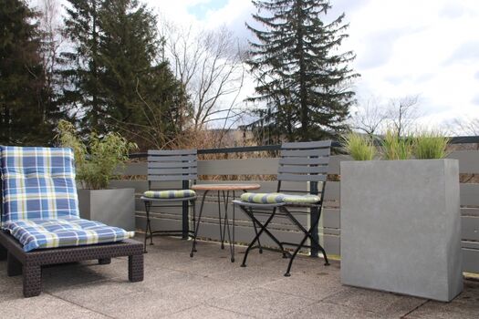 Südbalkon mit gemütlichen Sonnenliegen
