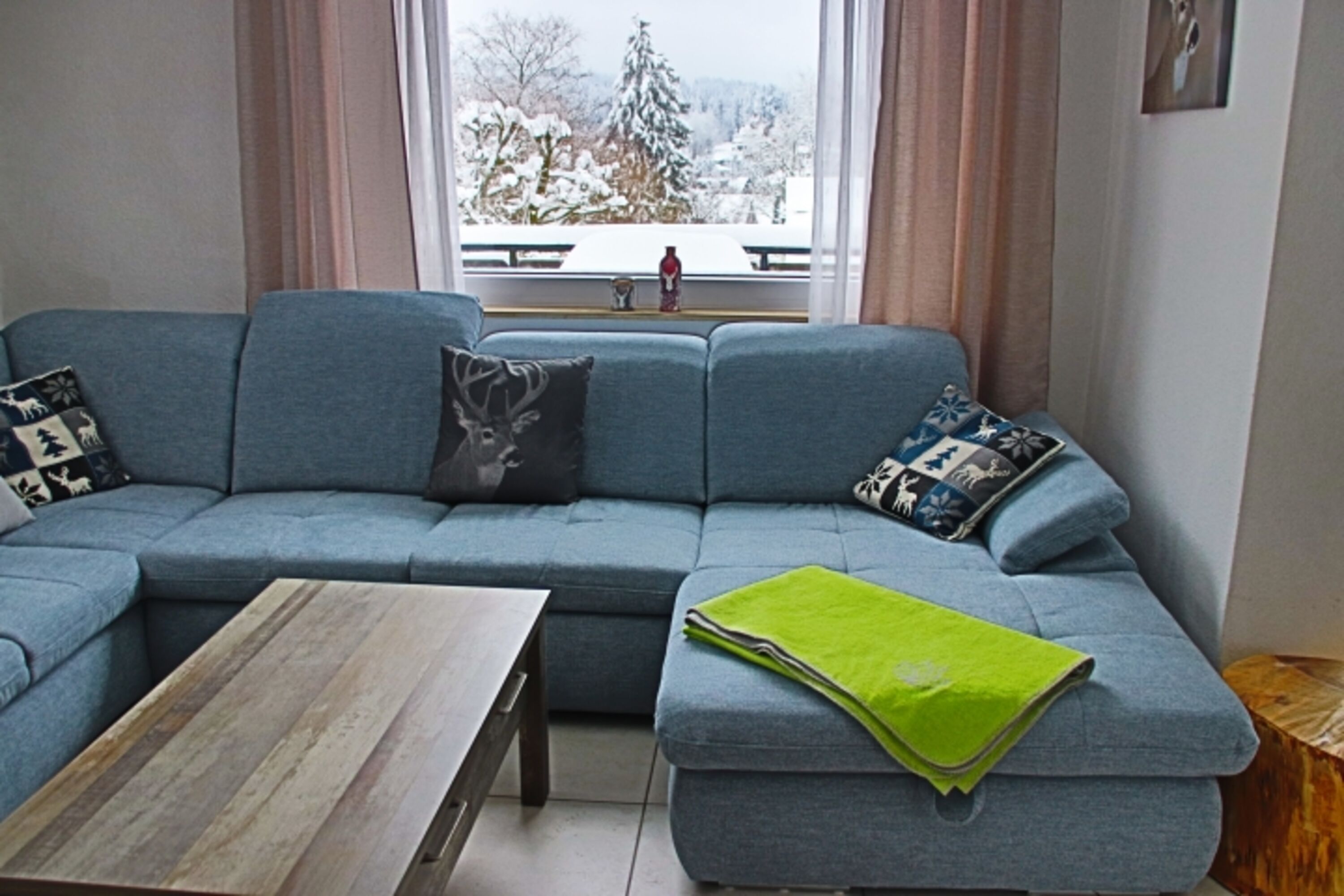Wohnzimmer mit Blick über den Ort