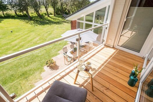 Ausblick vom Balkon in den Garten