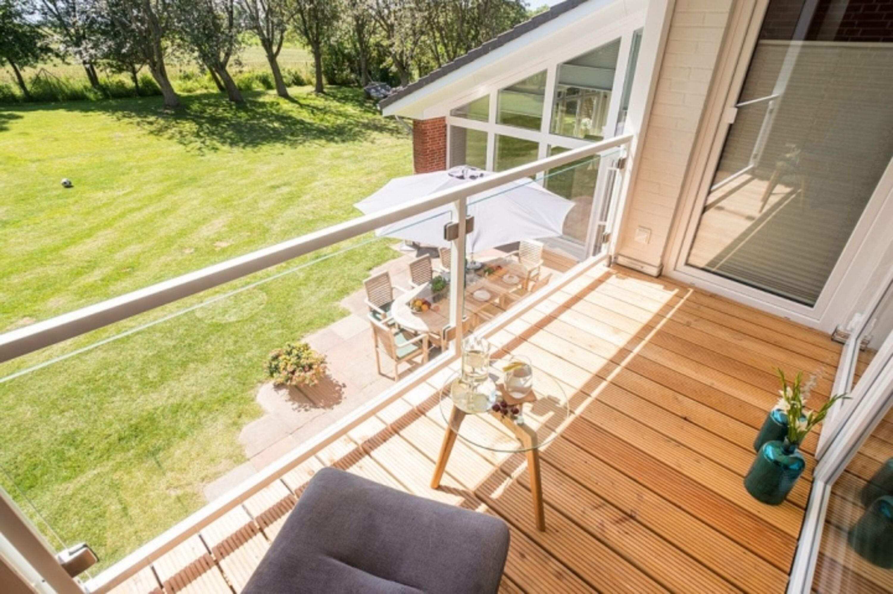 Ausblick vom Balkon in den Garten