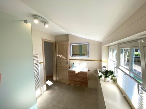 Bad mit Dusche im DG