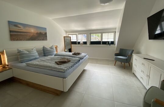Schlafzimmer im DG mit Doppelbett