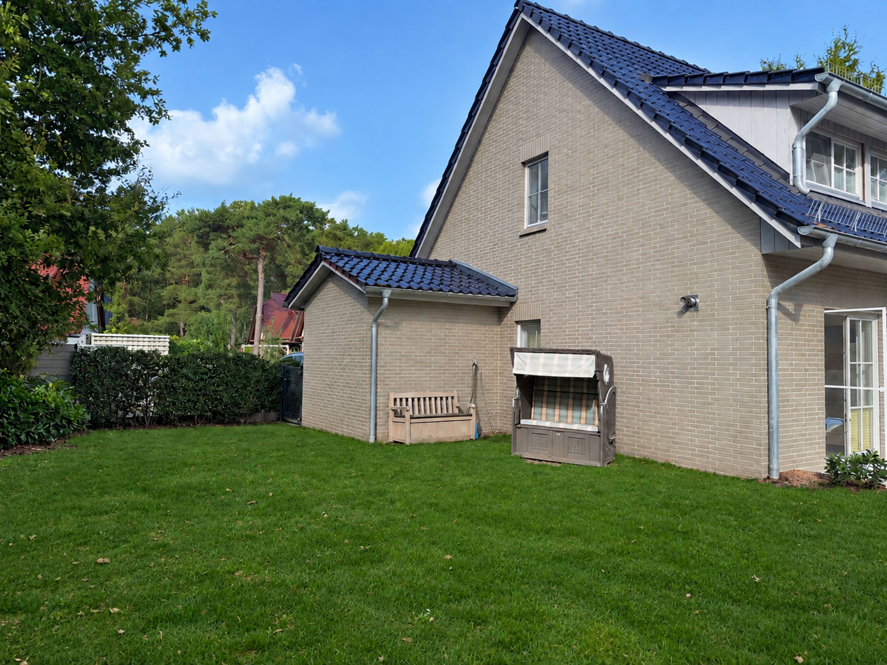 Garten eingezäunt und mit Hecke zur Straße