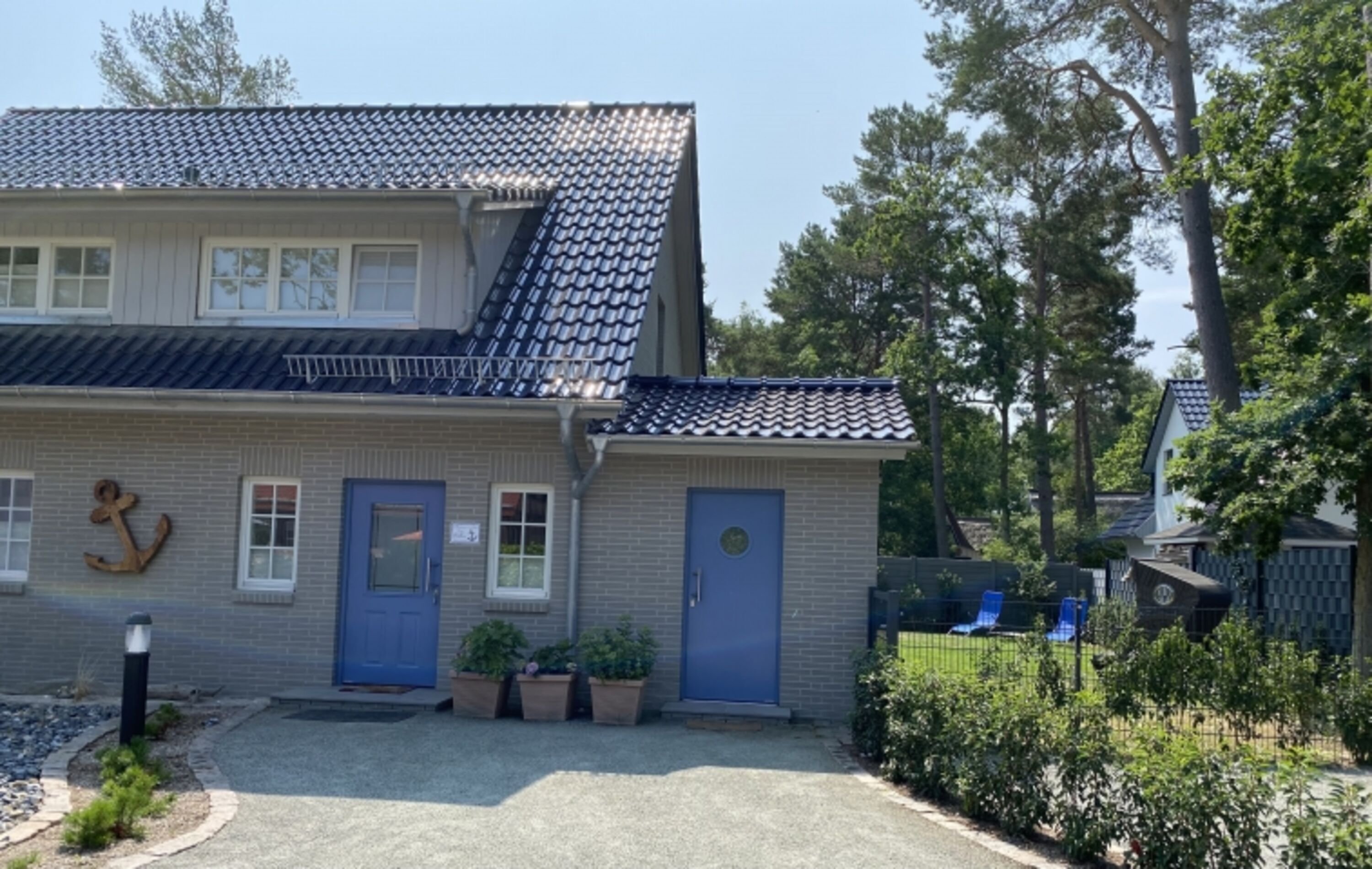 Strassenansicht mit Parkplatz