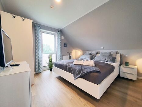 1. Schlafzimmer mit Kleiderschrank 