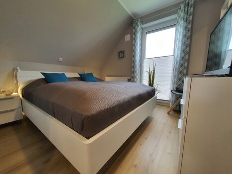 3. Schlafzimmer mit Kleiderschrank 