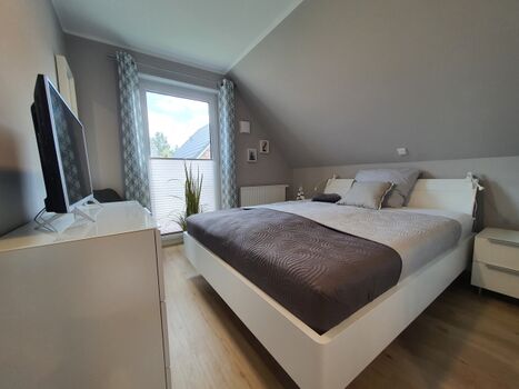 2. Schlafzimmer mit Kleiderschrank 