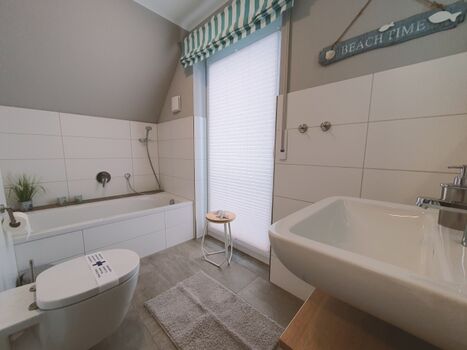 Vollbad im Dachgeschoss mit Badewanne...