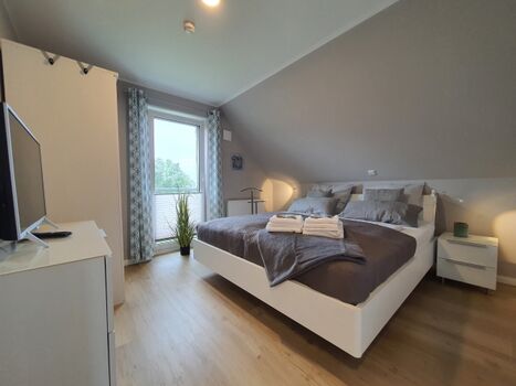 1. Schlafzimmer mit Doppelbett, Kleiderschrank 