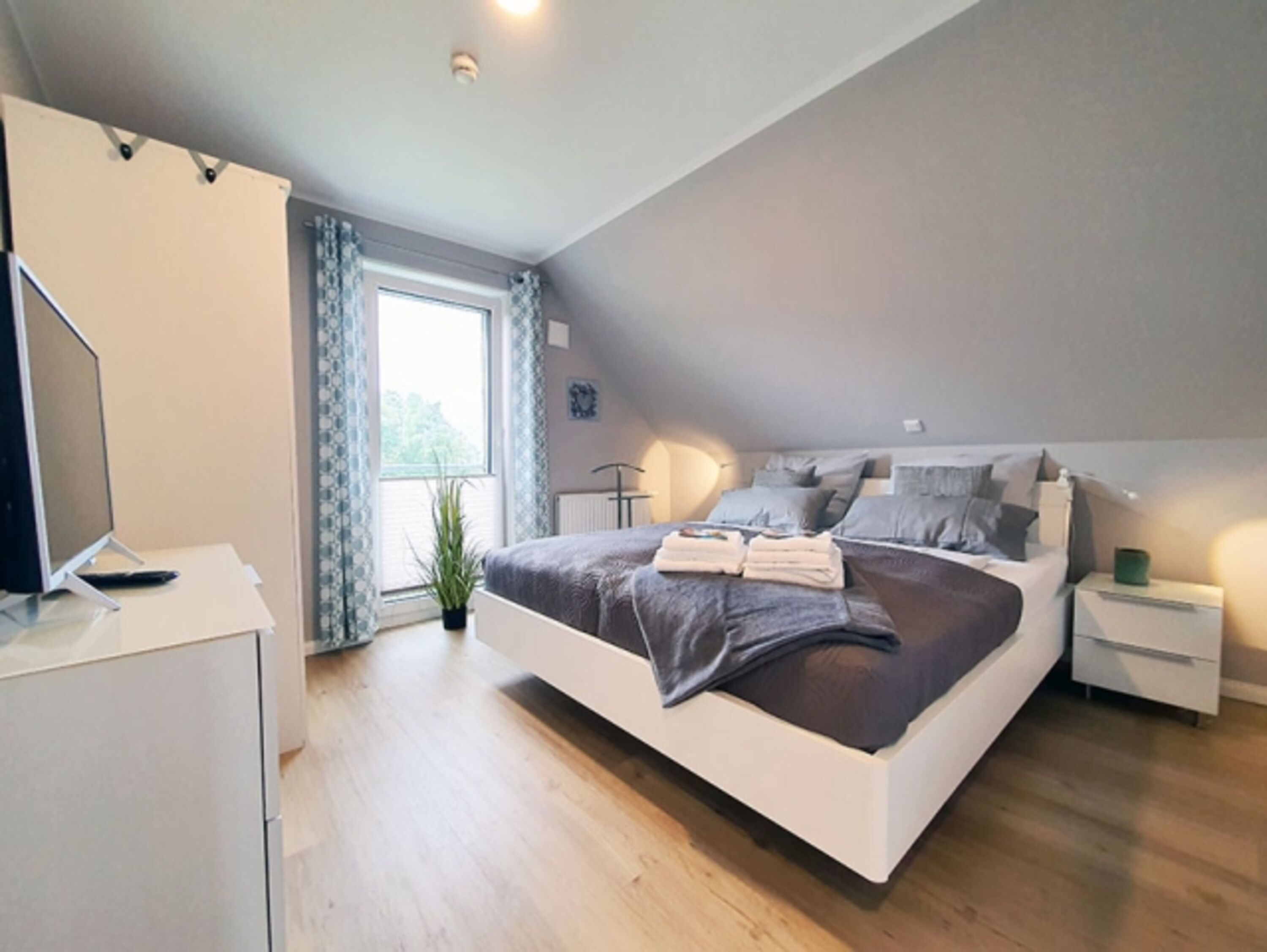 1. Schlafzimmer mit Kleiderschrank 