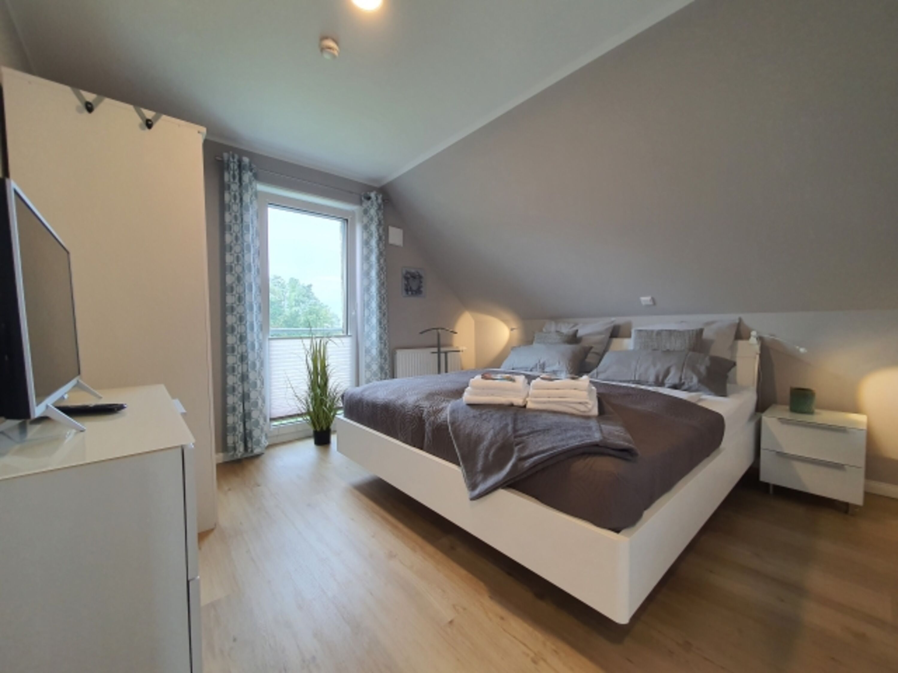 1. Schlafzimmer mit Doppelbett, Kleiderschrank 