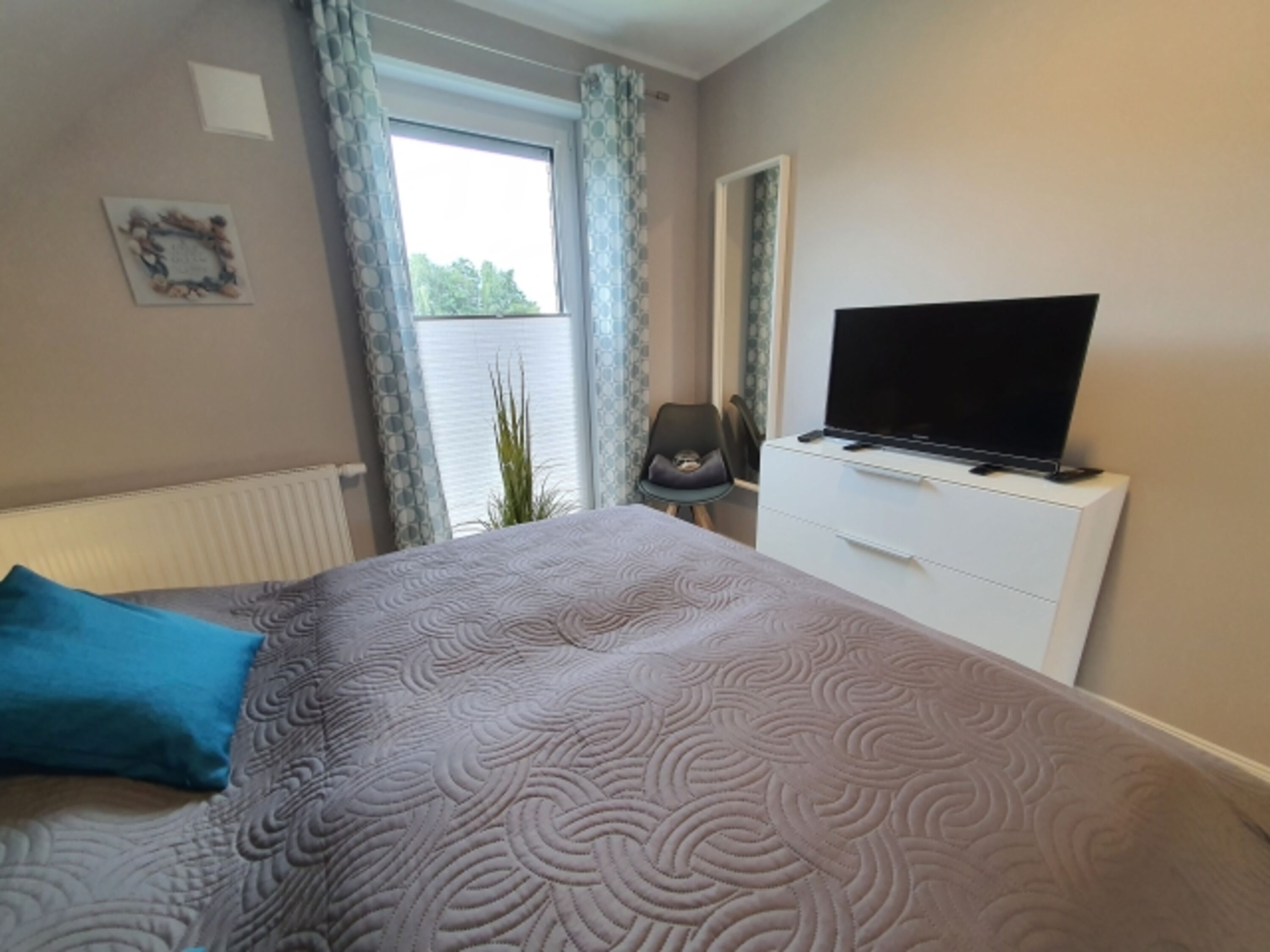 alle Schlafzimmer mit TV und Kleiderschrank