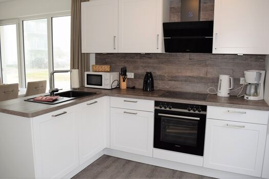 moderne, voll ausgestattete Einbauküche