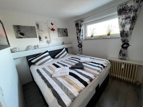 Schlafzimmer mit Boxspringbett