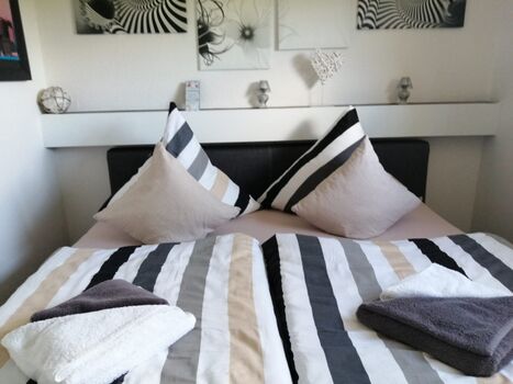 Schlafzimmer mit Boxspringbett