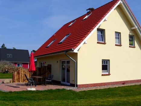 t, Terrasse mit Gartenstühlen, Sonnenschirm und Grill