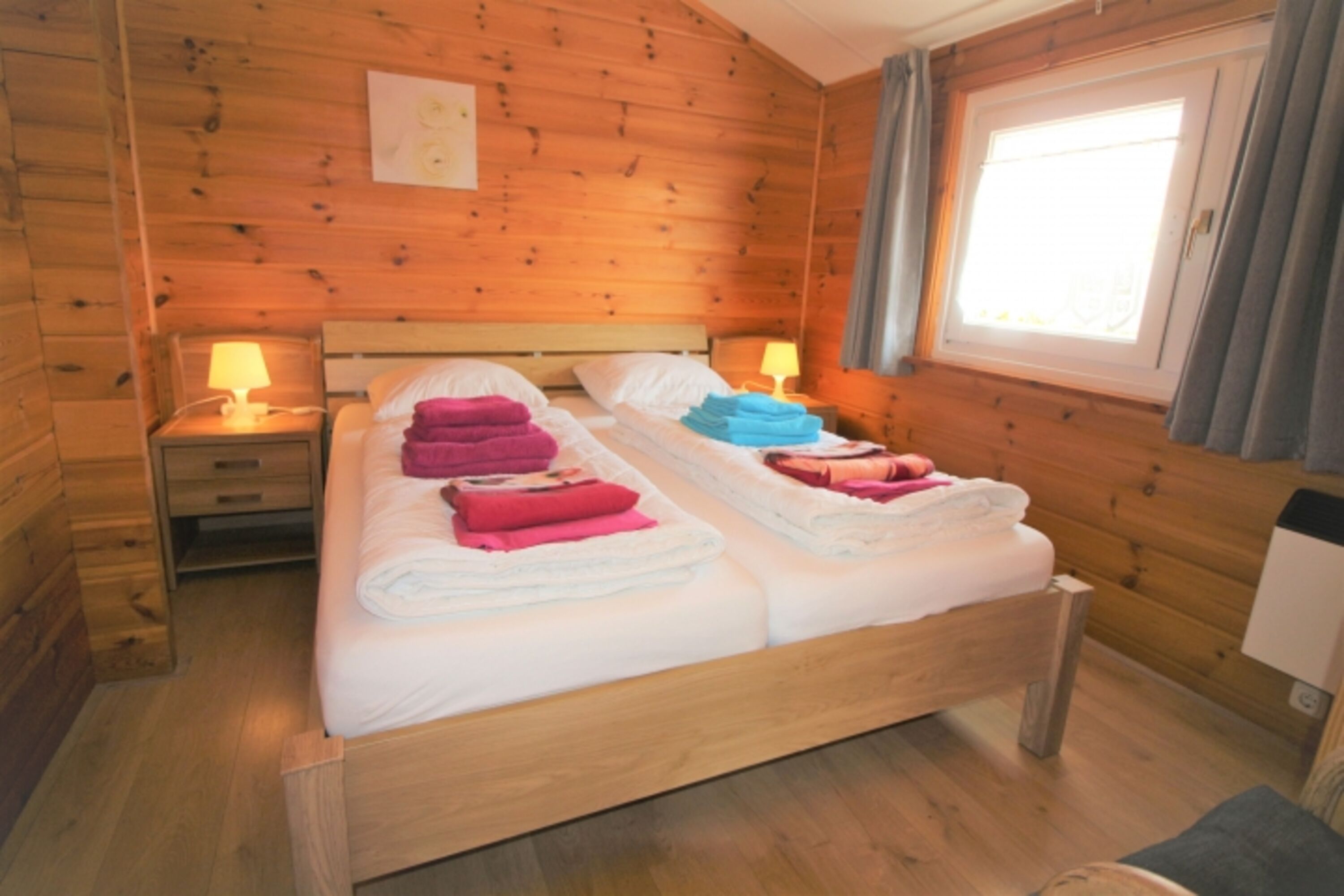 Schlafzimmer mit Doppelbett