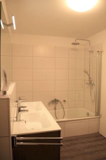 ...zweiter Dusche in der Wanne und Doppelwaschbecken