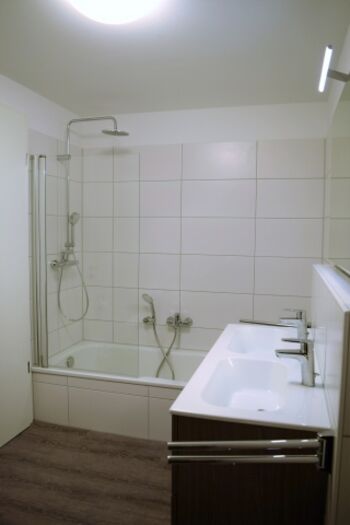 Wannenbad mit Dusche 1 OG