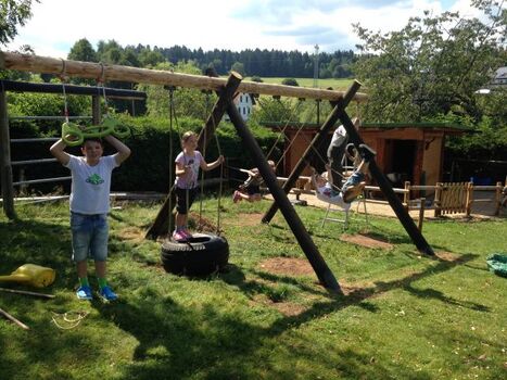 Kinderspielplatz und Ponystall am Haus
