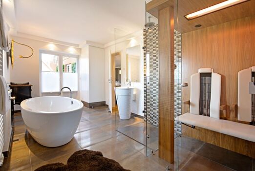Badezimmer eins und Sauna