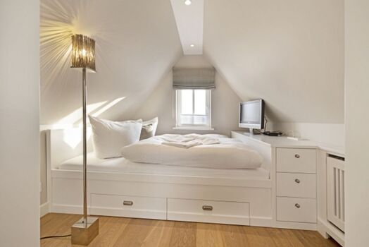 Schlafzimmer zwei im 1 OG Büro links