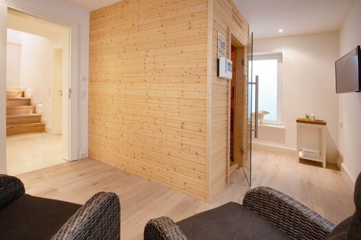 Wellnessbereich mit Sauna im Souterrain