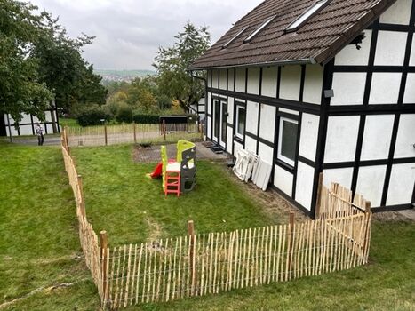 Umzäunter (1,20m) Gartenbereich mit Terrasse und Spielgeräten