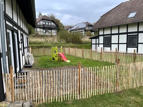 Umzäunter (1,20m) Gartenbereich mit Terrasse und Spielgeräten