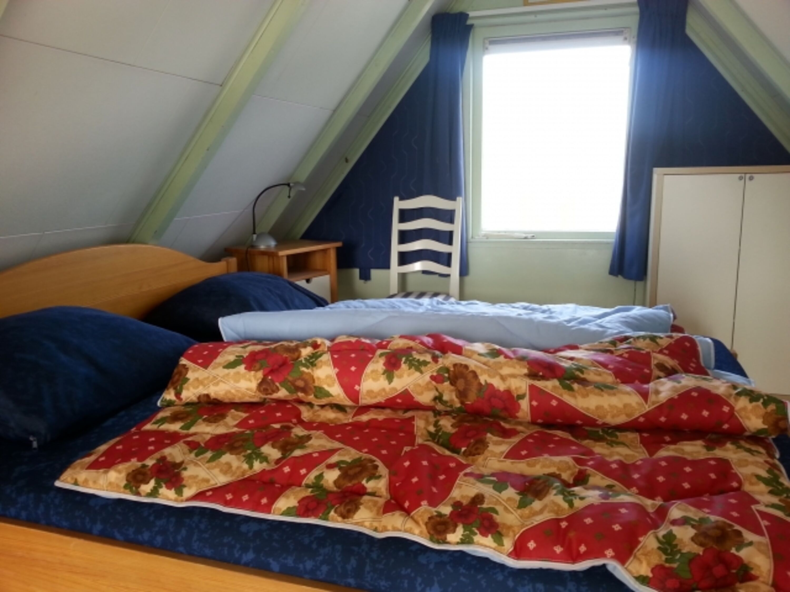 Schlafzimmer oben (Vide) mit Doppelbett