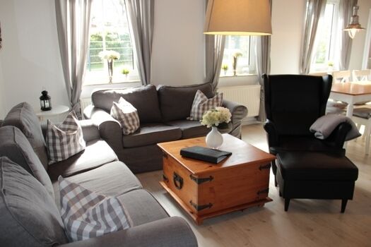 Tageslichtwohnzimmer mit Fernsehsessel