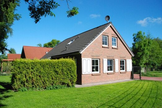 Großes, freistehendes Ferienhaus mit großem Garten