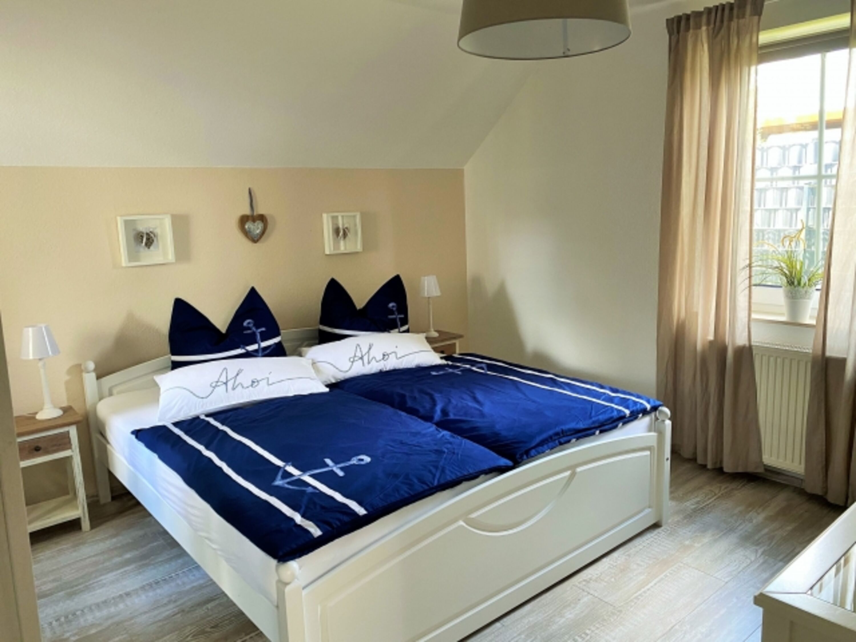 Schlafzimmer mit Doppelbett
