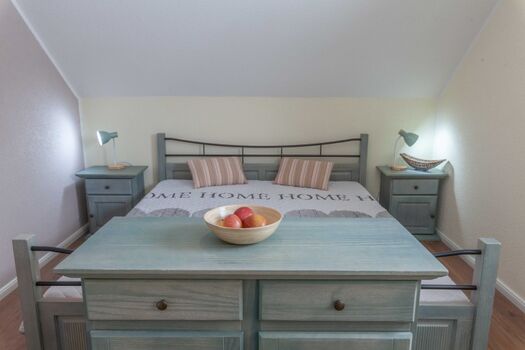 Schlafzimmer mit großem Doppelbett