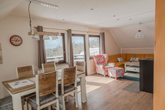 Ess/Wohnbereich mit Zugang zum Balkon