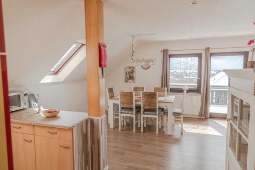 Ess/Wohnbereich mit Zugang zum Balkon