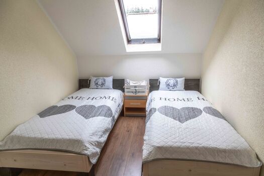 Schlafzimmer mit zwei Einzelbetten