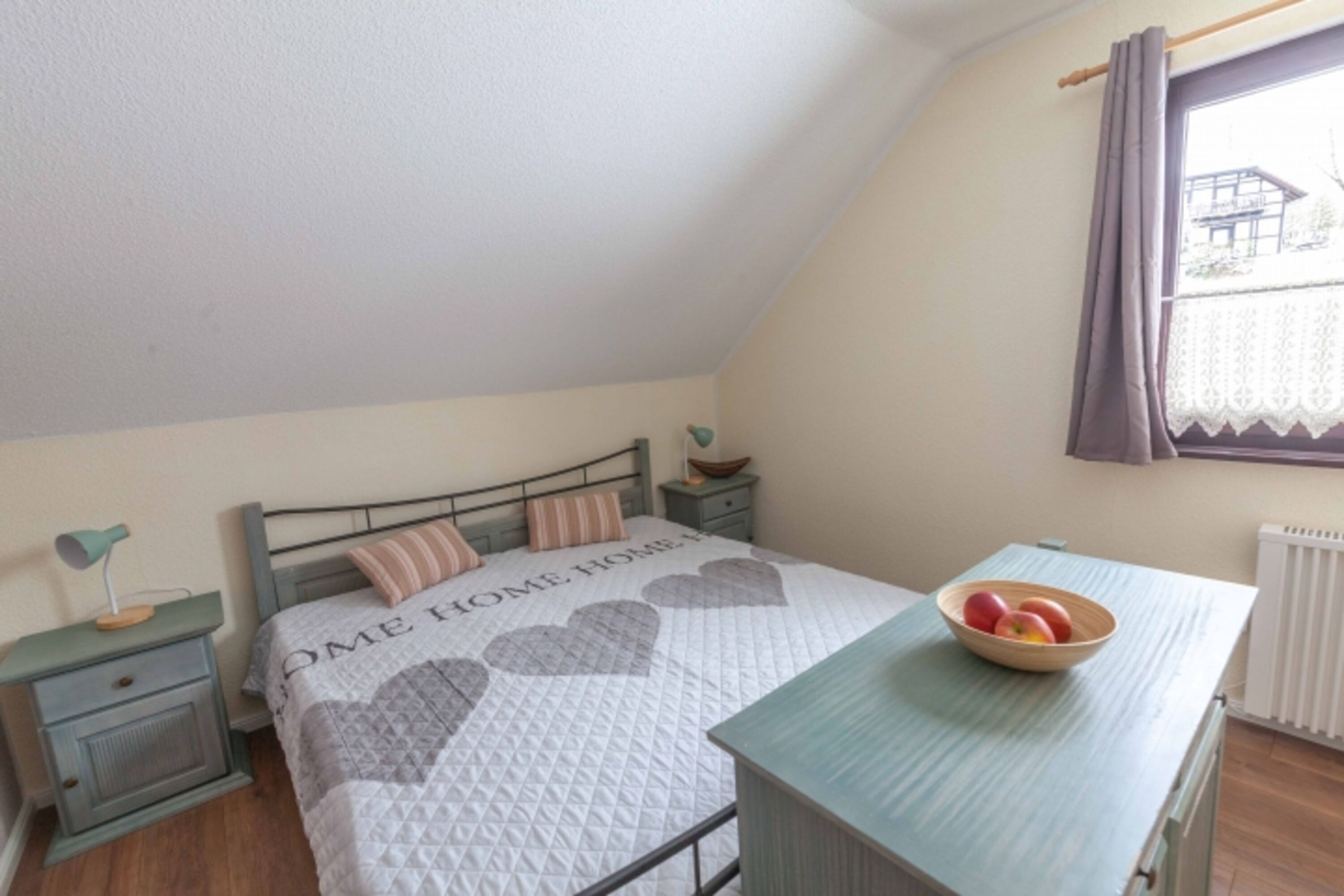 Schlafzimmer mit großem Doppelbett