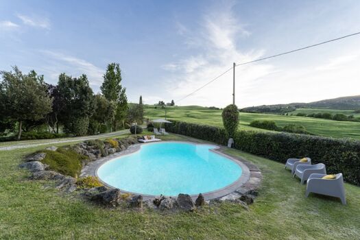 Pool mit Landschaft