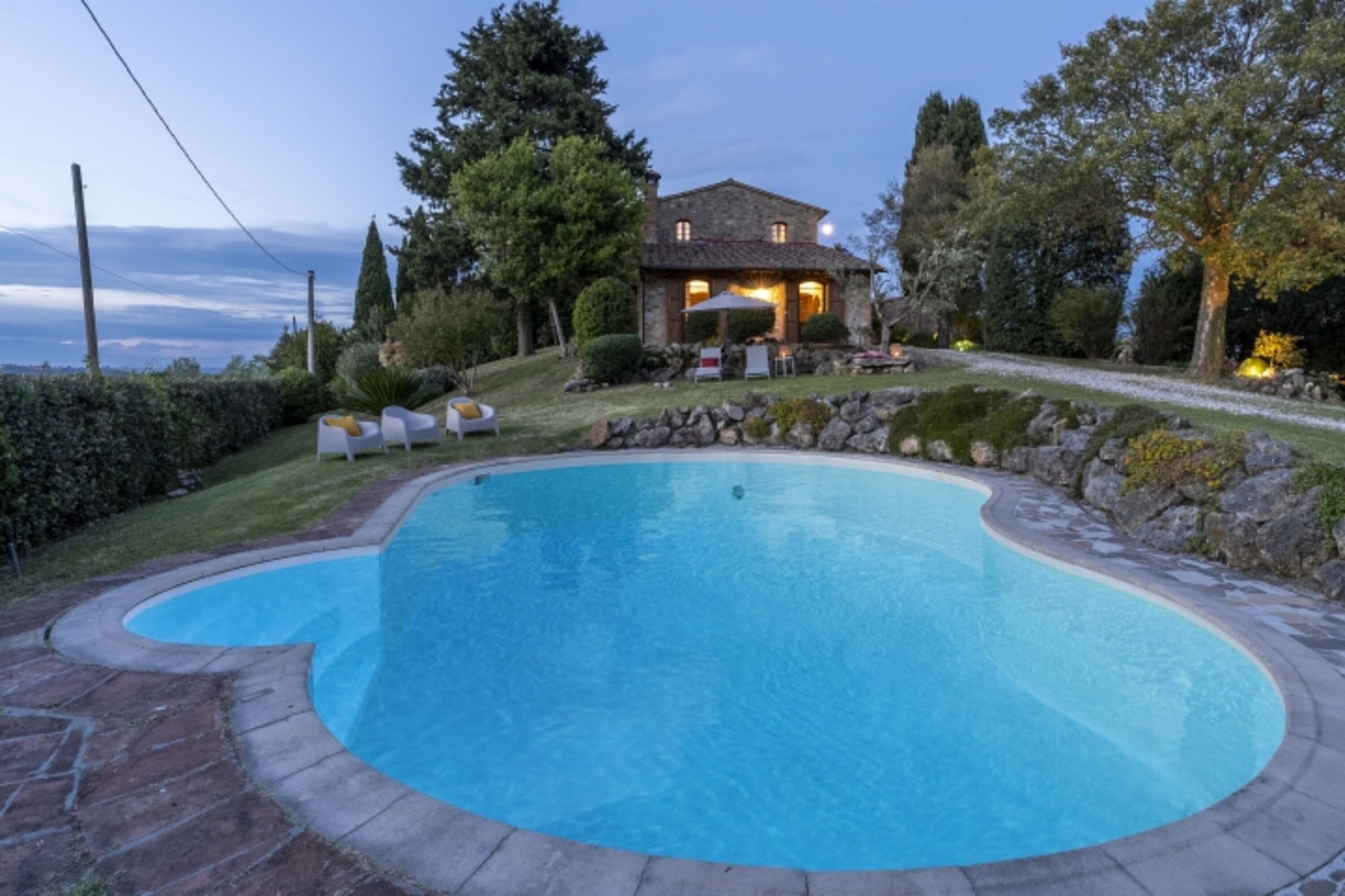Pool im Abendlicht