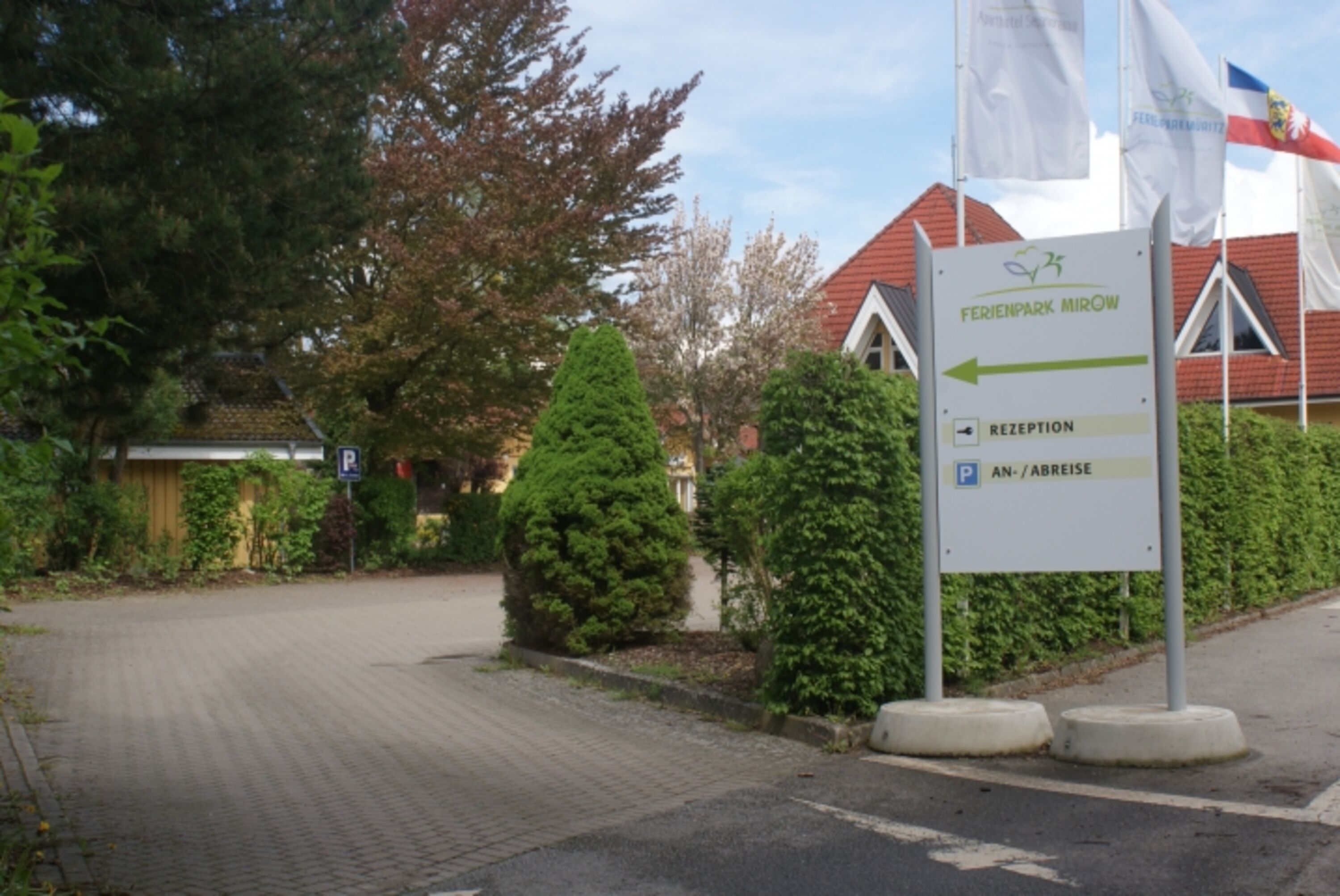 Einfahrt zur Rezeption
