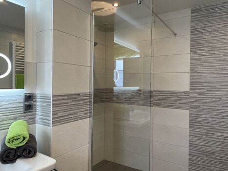 Bad mit bodengleicher Regendusche im Obergeschoss