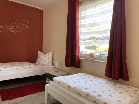 Schlafzimmer im  EG mit 2 Einzelbetten 90x200