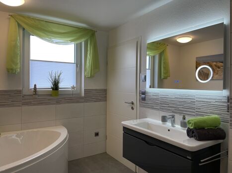 Bad mit Wanne und Doppelwaschtisch im Obergeschoss