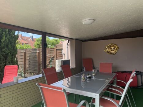 überdachte Terrasse im Untergeschoss